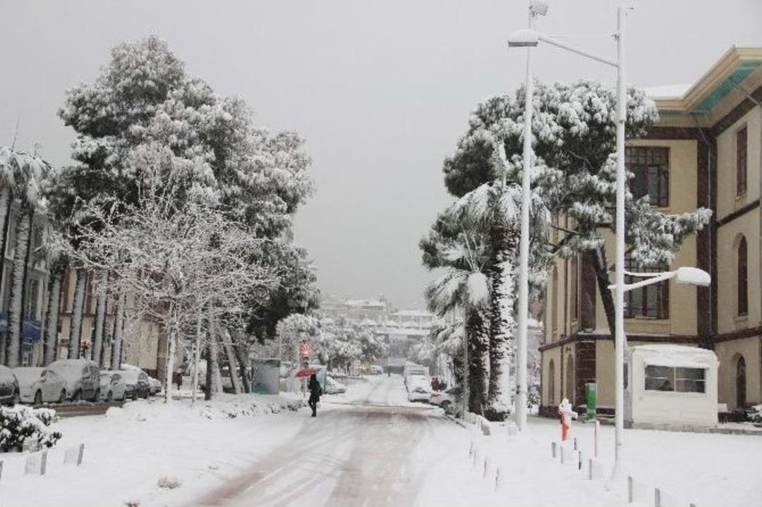 Manisa&rsquo;da Yeniden Başlayan Kar Hayatı Olumsuz Etkiledi