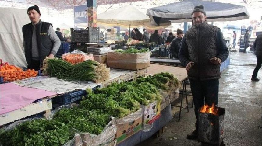 Pazarcılar Tenekede Ateş Yakarak Isınıyor