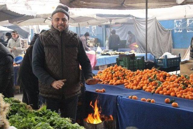 Pazarcılar Tenekede Ateş Yakarak Isınıyor 1