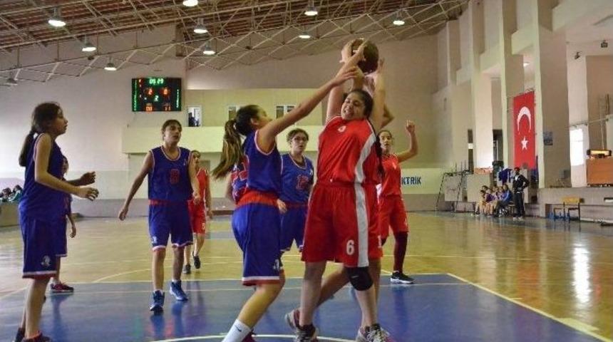 Basketbolda Mehmet Meryem Kayhan Ortaokulu İl Birincisi