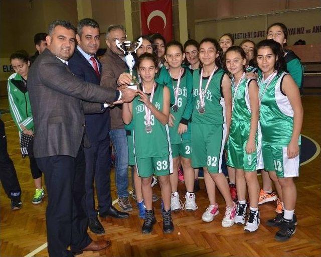 Basketbolda Mehmet Meryem Kayhan Ortaokulu İl Birincisi