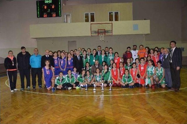 Basketbolda Mehmet Meryem Kayhan Ortaokulu İl Birincisi