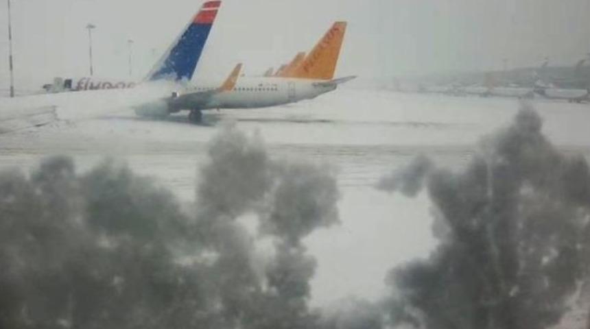 İzmir&rsquo;de Kar U&ccedil;ak Seferlerini Aksattı