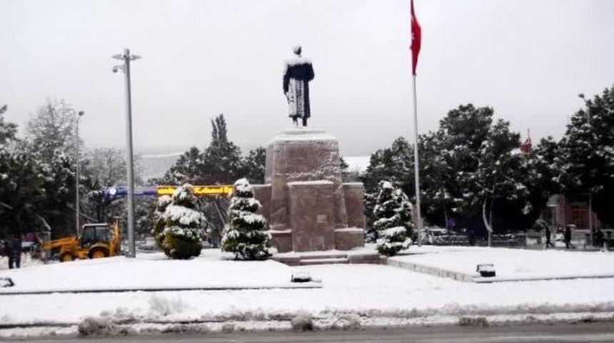 Muğla'ya 6 Yıl Sonra Kar Yağdı Bazı Il&ccedil;elerde Okullar Tatil Edildi