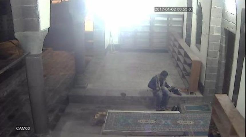 Camiden Ayakkabı Hırsızlığı G&uuml;venlik Kamerasında