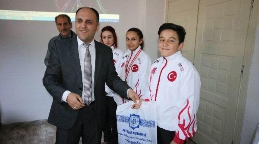 Beyşehir&rsquo;de Başarılı Sporcu Ve &Ouml;ğrenciler &Ouml;d&uuml;llendirildi