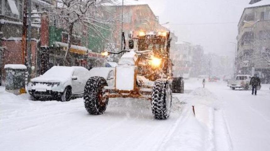 Antalya'da Kar Nedeniyle Yollar Kapandı