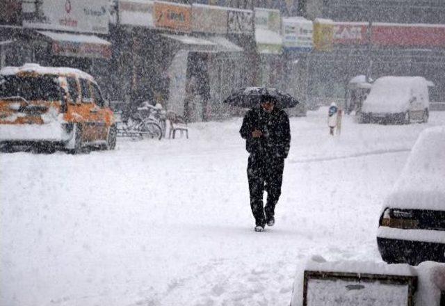 Antalya'da Kar Nedeniyle Yollar Kapandı