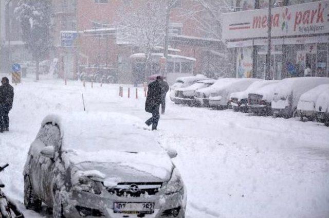 Antalya'da Kar Nedeniyle Yollar Kapandı