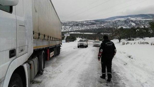 Erdek-d&uuml;zler Yolu Kayan Tır Sebebiyle Kapandı 1