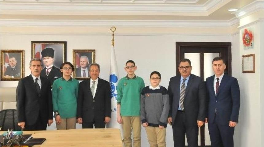 Başkan Akkaya, Teog&rsquo;da T&uuml;m Soruları Yapan &Uuml;&ccedil; &Ouml;ğrenciyi &Ouml;d&uuml;llendirdi