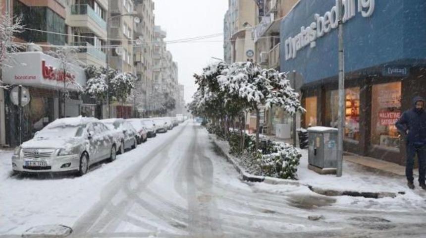 Manisalılar Beyaz &Ouml;rt&uuml;n&uuml;n Keyfini S&uuml;rd&uuml;