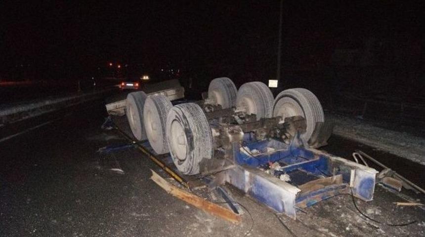 Tır Dorsesinin Lastiği Patladı, Rulo Sa&ccedil;lar Yola Savruldu