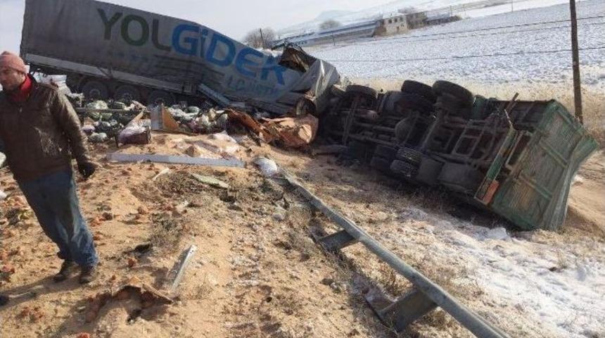 Tırla Kamyon &Ccedil;arpıştı, Ortalık Savaş Alanına D&ouml;nd&uuml;