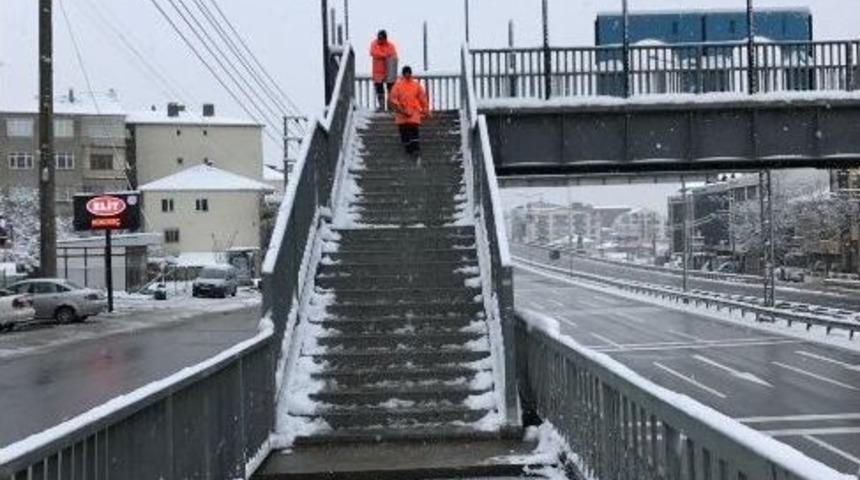 K&ouml;rfez&rsquo;de Yoğun Kar Mesaisi
