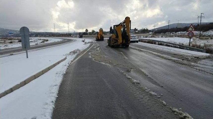 &Ccedil;eşme&rsquo;de İlk Kez İş Makineleri Yol A&ccedil;tı, Tuzlama Yapıldı