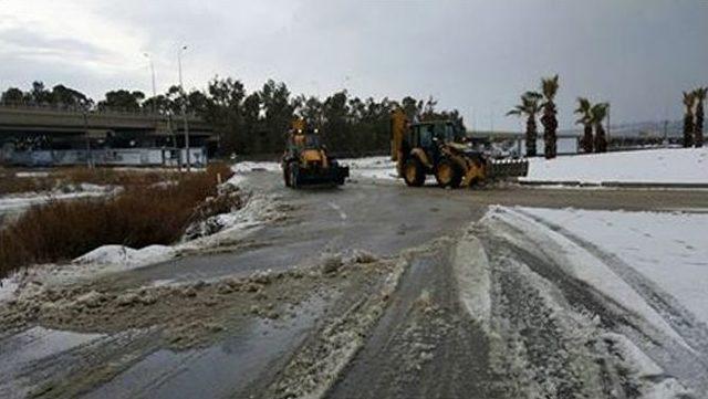 Çeşme’de İlk Kez İş Makineleri Yol Açtı, Tuzlama Yapıldı