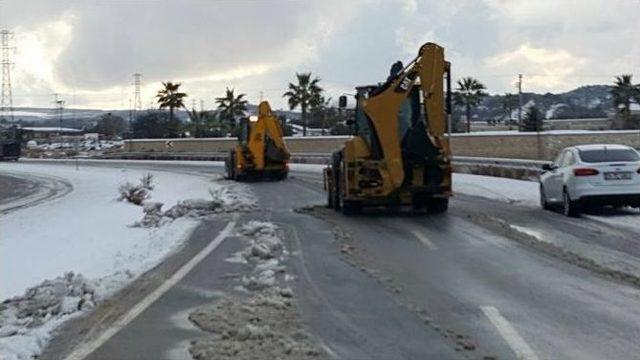 Çeşme’de İlk Kez İş Makineleri Yol Açtı, Tuzlama Yapıldı