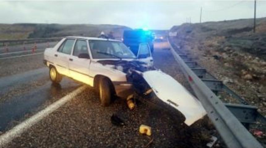 Buzlanan Yolda Kayan Otomobil Bariyerlere &Ccedil;arptı: 1 Yaralı