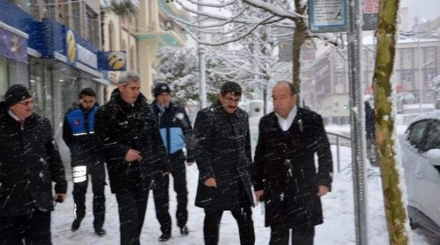 Manisa Şehzadeler&rsquo;de Karla M&uuml;cadele S&uuml;r&uuml;yor