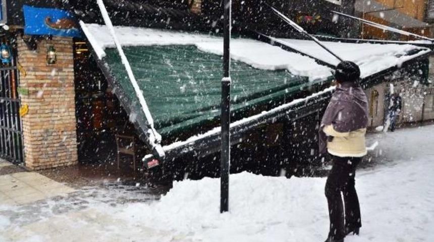 Manisalılar Beyaz &Ouml;rt&uuml;n&uuml;n Keyfini S&uuml;rd&uuml; (2)