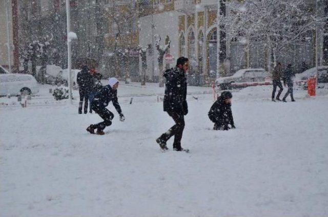 Manisalılar Beyaz Örtünün Keyfini Sürdü (2)