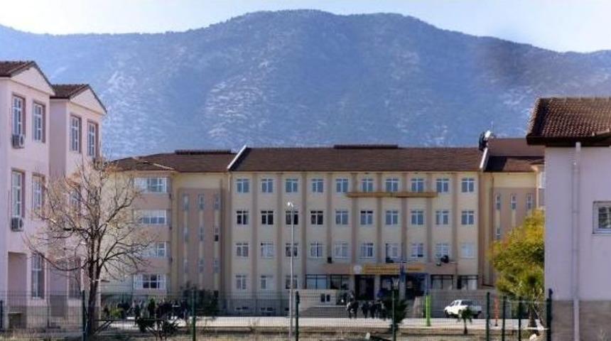 Lisede Bayrak T&ouml;reninde, &Ouml;ğrenciler &Ouml;ğretmene Saldırdı