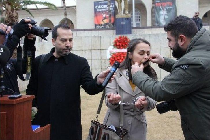 Mersin’de Gazeteciler Günü’nde Kelepçeli, Ekmekli Protesto G2