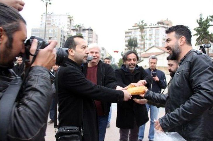 Mersin’de Gazeteciler Günü’nde Kelepçeli, Ekmekli Protesto G3