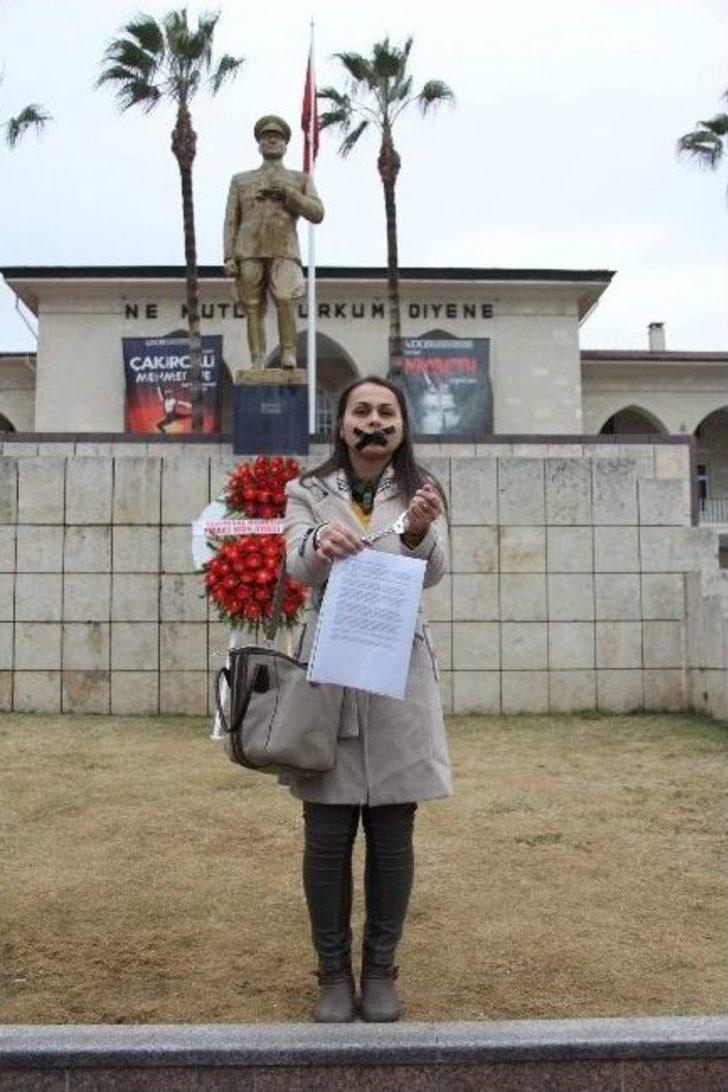 Mersin’de Gazeteciler Günü’nde Kelepçeli, Ekmekli Protesto G5