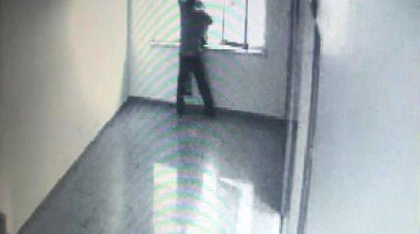 Dikkatli G&uuml;venlik&ccedil;i, Intihara Kalkışan Genci Kurtardı