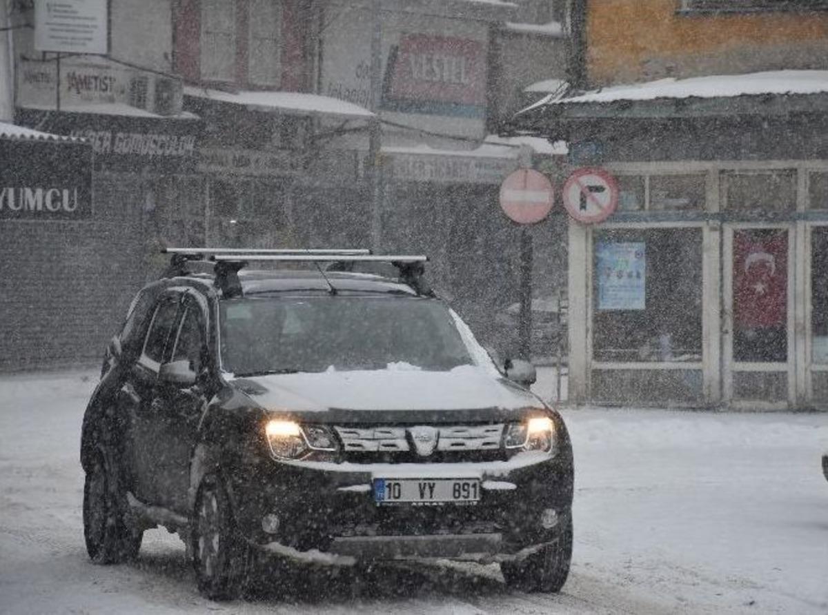 Dursunbey&rsquo;de Kar Yağışı Yeniden Etkili Oluyor