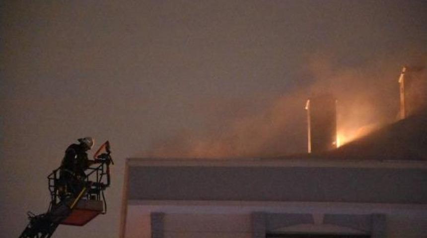 &Ccedil;atı Katında &Ccedil;ıkan Yangın Korkuttu