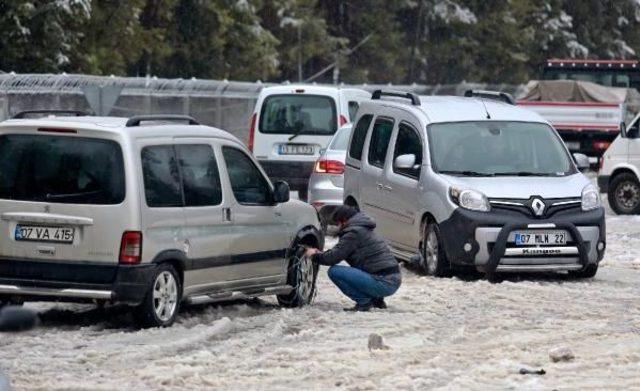 Antalya'da Kar Nedeniyle Yollar Kapandı (2)