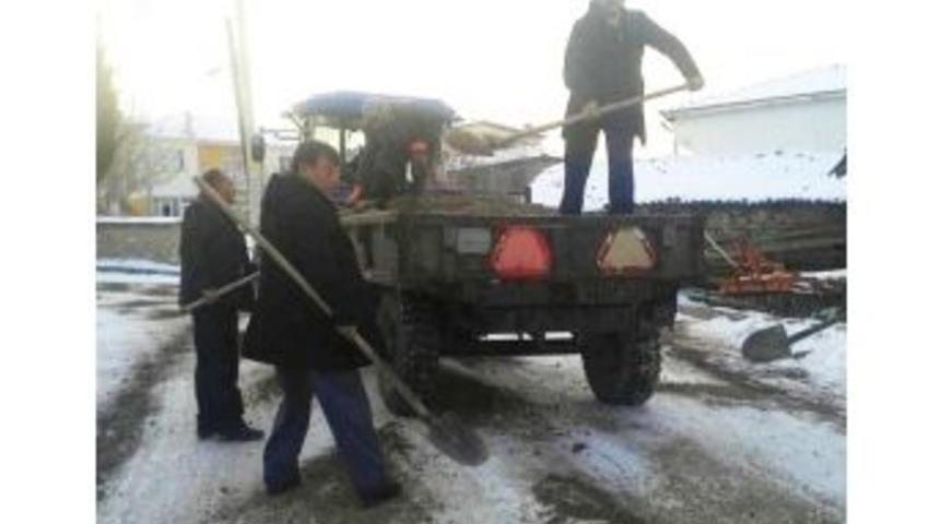 Muhtar Ve Azalar Buzlu Yolda Tuzlama Yaptı