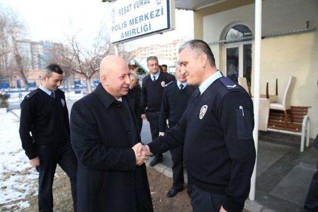 Başkan Çolakbayrakdar Sabah Çayını Polislerle Birlikte İçti