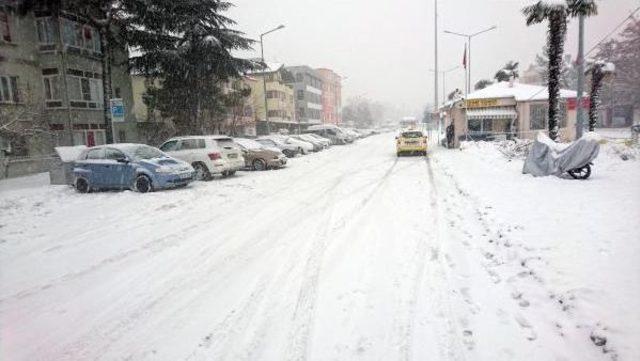 Balıkesir'de 208 Mahallenin Yolu Kardan Kapandı