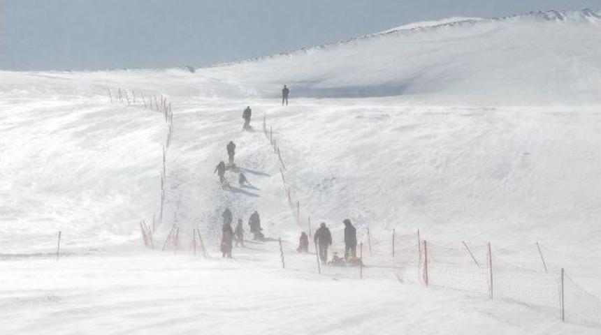 Tipinin Oluşturduğu &ldquo;kar Şelalesi&rdquo; G&ouml;renleri B&uuml;y&uuml;ledi
