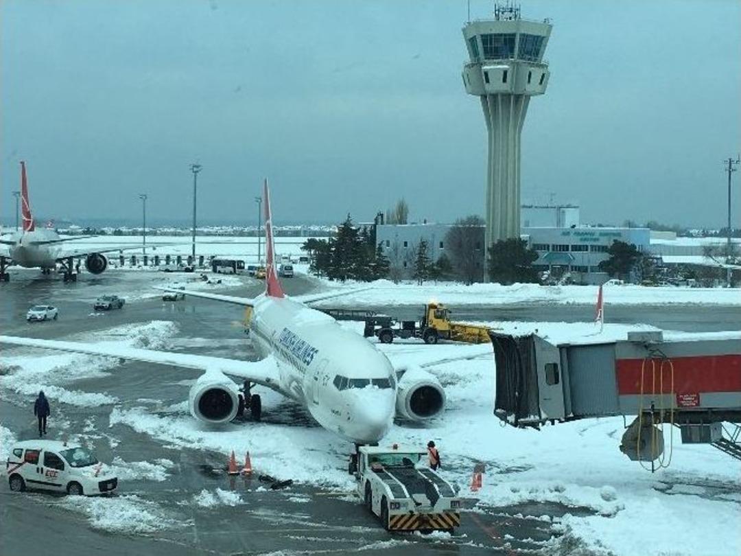Atat&uuml;rk Havalimanı&rsquo;nda Kar Temizliği Başladı