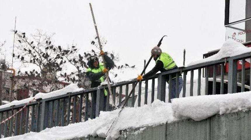 (&ouml;zel Haber) Gaziosmanpaşa&rsquo;da Bina Ve Altge&ccedil;itlerde Oluşan Buz Sarkıtları Temizlendi