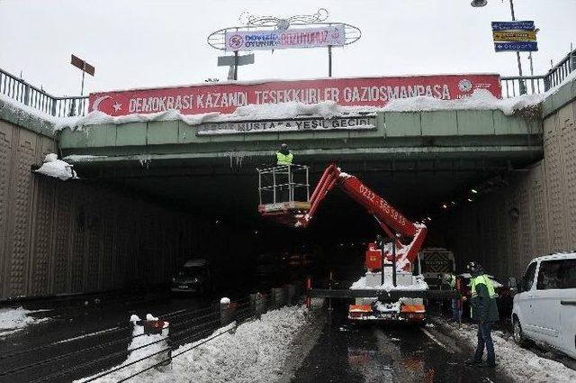 (özel Haber) Gaziosmanpaşa’da Bina Ve Altgeçitlerde Oluşan Buz Sarkıtları Temizlendi