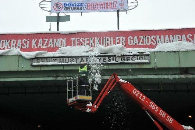 (özel Haber) Gaziosmanpaşa’da Bina Ve Altgeçitlerde Oluşan Buz Sarkıtları Temizlendi