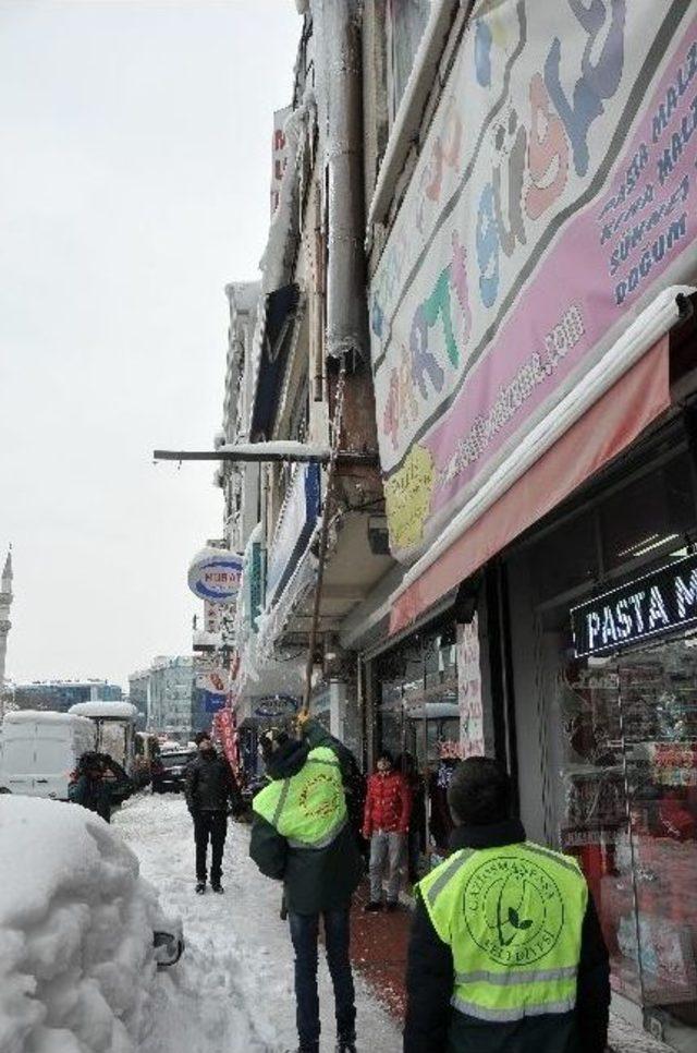 (özel Haber) Gaziosmanpaşa’da Bina Ve Altgeçitlerde Oluşan Buz Sarkıtları Temizlendi