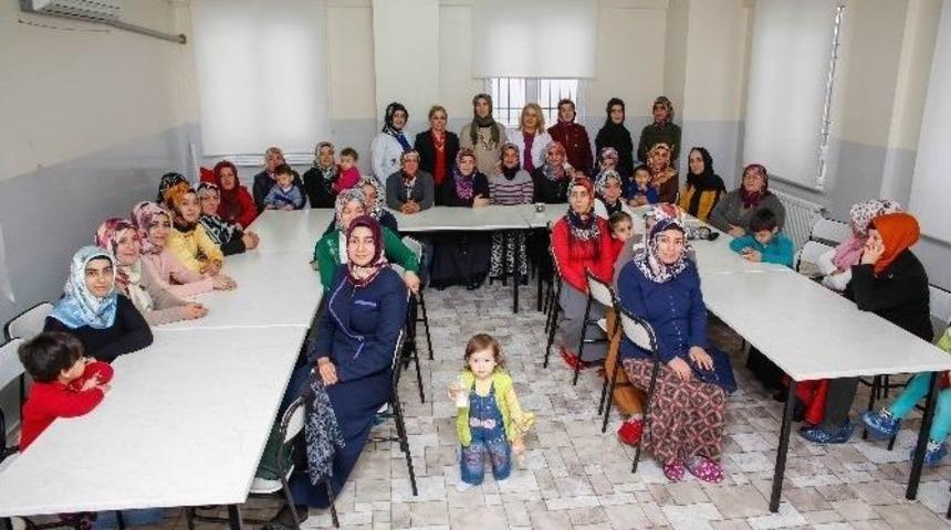 Anne Ve Babalık Becerileri Geliştiriliyor