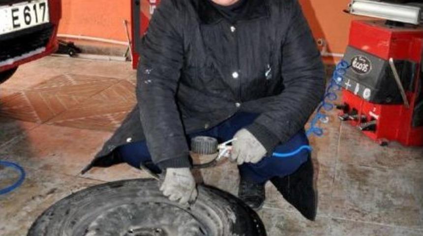 Kadın Girişimci, Kosgeb Kredisi Ile Oto Lastik Tamirhanesi A&ccedil;tı