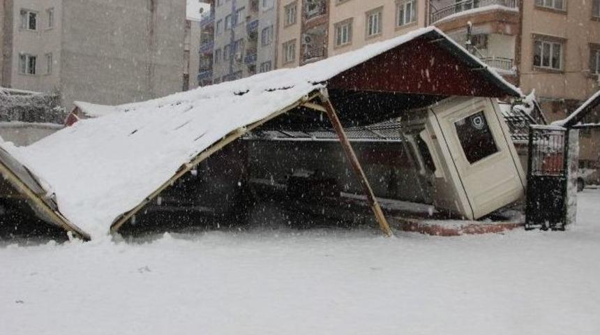 Manisa&rsquo;da Okulun Garaj &Ccedil;atısı &Ccedil;&ouml;kt&uuml;