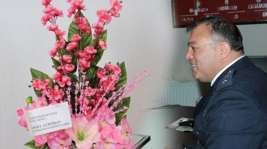 &Ccedil;elikhan İl&ccedil;e Emniyet Amiri Gazetecilere &Ccedil;i&ccedil;ek G&ouml;nderdi