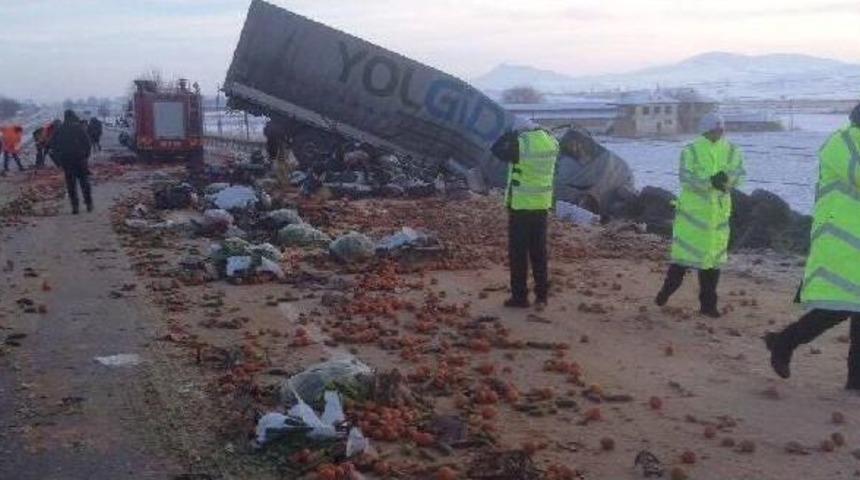 Tır Ile Kamyon &Ccedil;arpıştı: 2 Yaralı