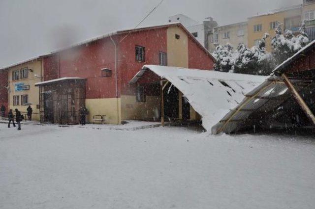 İlkokuldaki Kantinin &Ccedil;atısı &Ccedil;&ouml;kt&uuml; 1