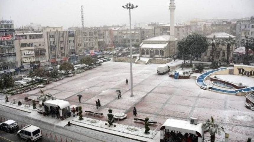 Aliağa&rsquo;da Kar Yağışı Devam Ediyor